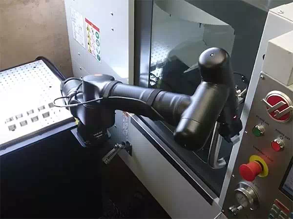 Robot-Kawwow-Robots-apre-sportello-per-linea-di-produzione-automatica